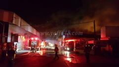 بالفيديو: حريق كبير في المنطقة الصناعية باللد وطواقم الاطفائية تهرع إلى المكان 